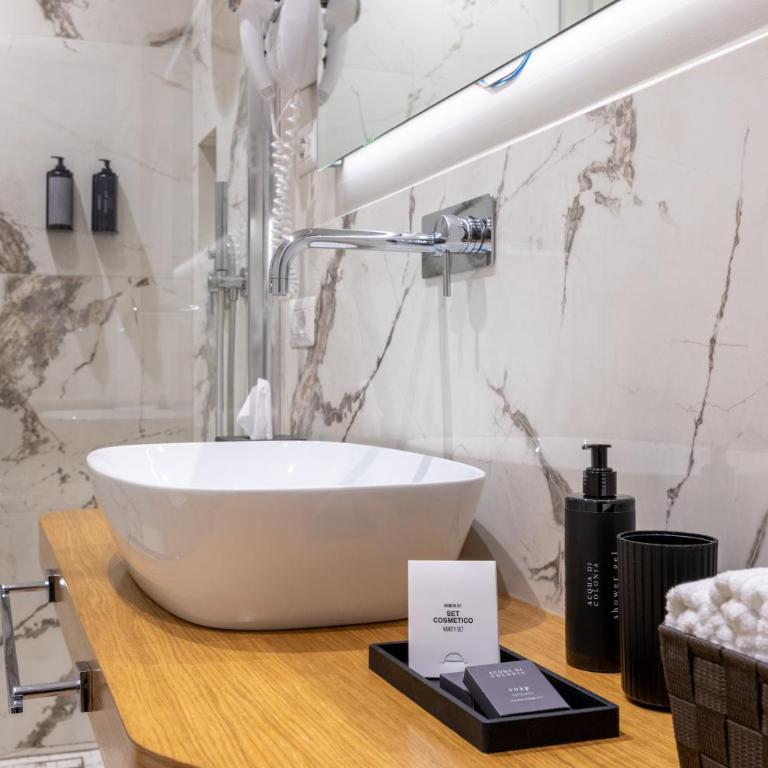 Suites Romae Rex - Camera Matrimoniale con Bagno Privato - 2