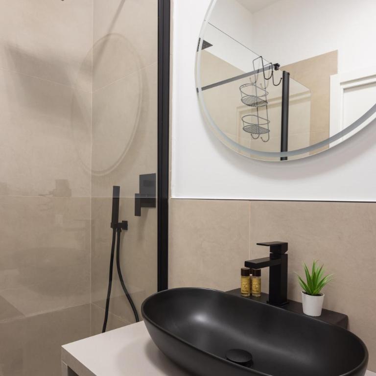 Luxury Station Suite - Standard King Room - 9