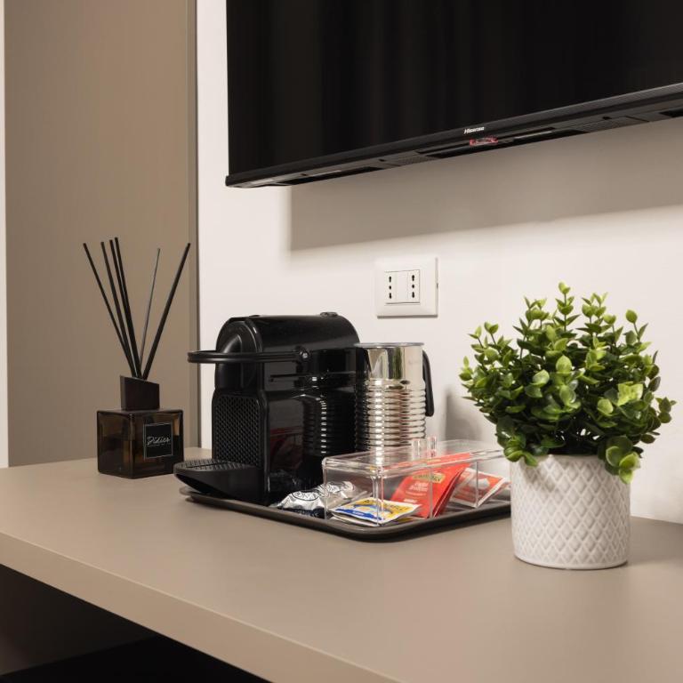 Luxury Station Suite - Standard King Room - 15