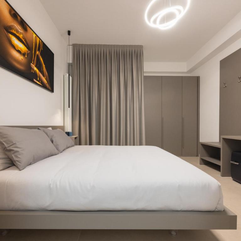 Luxury Station Suite - Standard King Room - 14