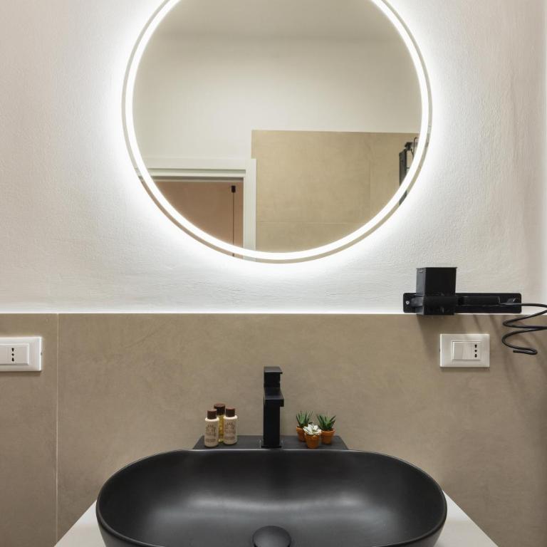 Luxury Station Suite - Standard King Room - 19