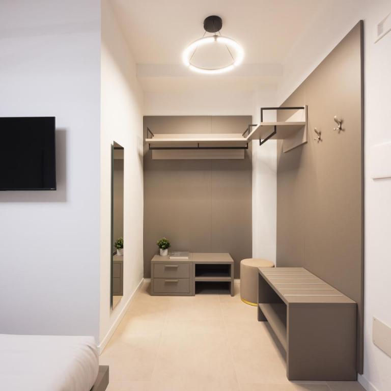 Luxury Station Suite - Standard King Room - 20