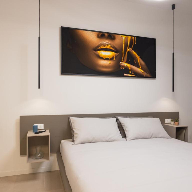 Luxury Station Suite - Standard King Room - 13