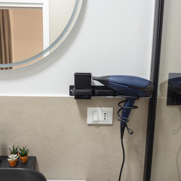 Luxury Station Suite - Standard King Room - 12