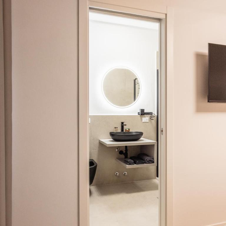 Luxury Station Suite - Standard King Room - 15