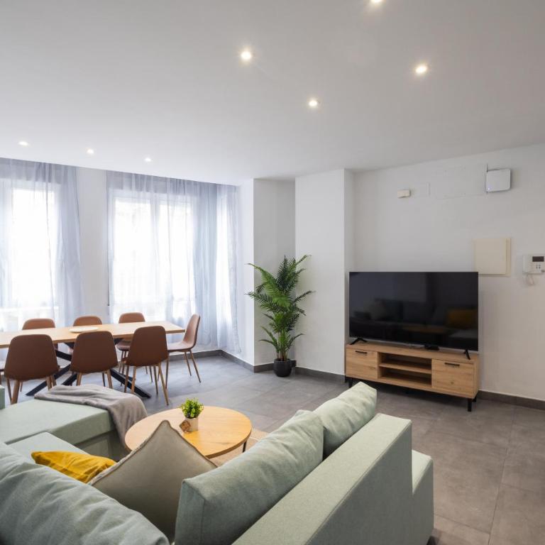 FLORIT FLATS - Urban City Nest - AC & WiFi - 10 min City Center - Three-Bedroom Apartment - 4
