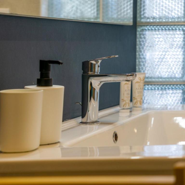 Little Blue Apartment - One-Bedroom Apartment - 16