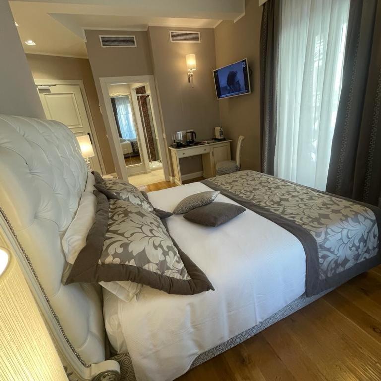 Domus Camillus - Deluxe Double Room with Balcony - 7