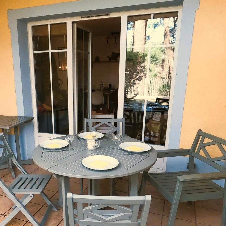 Au milieu des pins, charmant appartement de 38 m2 - 4 personnes - Domaine du Golf - Apartment with Garden View - 9