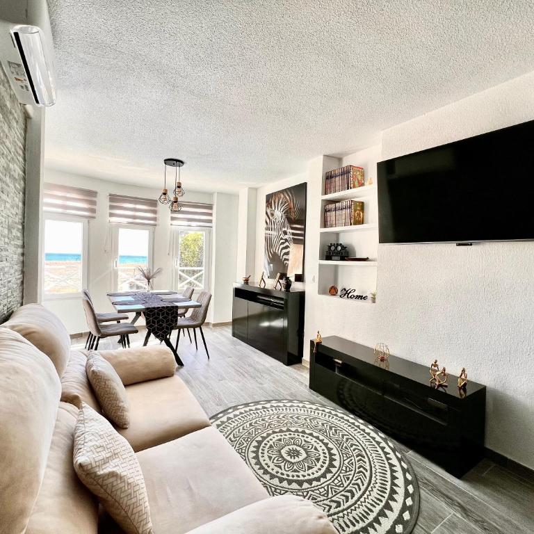 Apartamento de lujo con piscina y vistas al mar en Torrevieja - Two-Bedroom Apartment - 2
