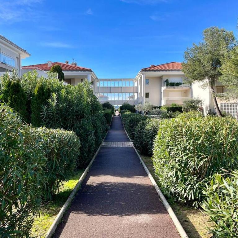 Modern Condo w Terrace 250m from Beach & Pool - Appartement 1 Chambre - 1
