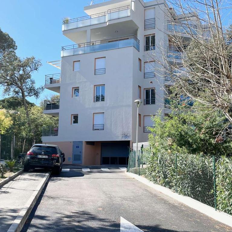 Confort et calme à Cavalaire : T2 climatisé avec Wi-Fi, balcon et double garage, proche centre-ville - FR-1-226B-186 - Appartement - 3