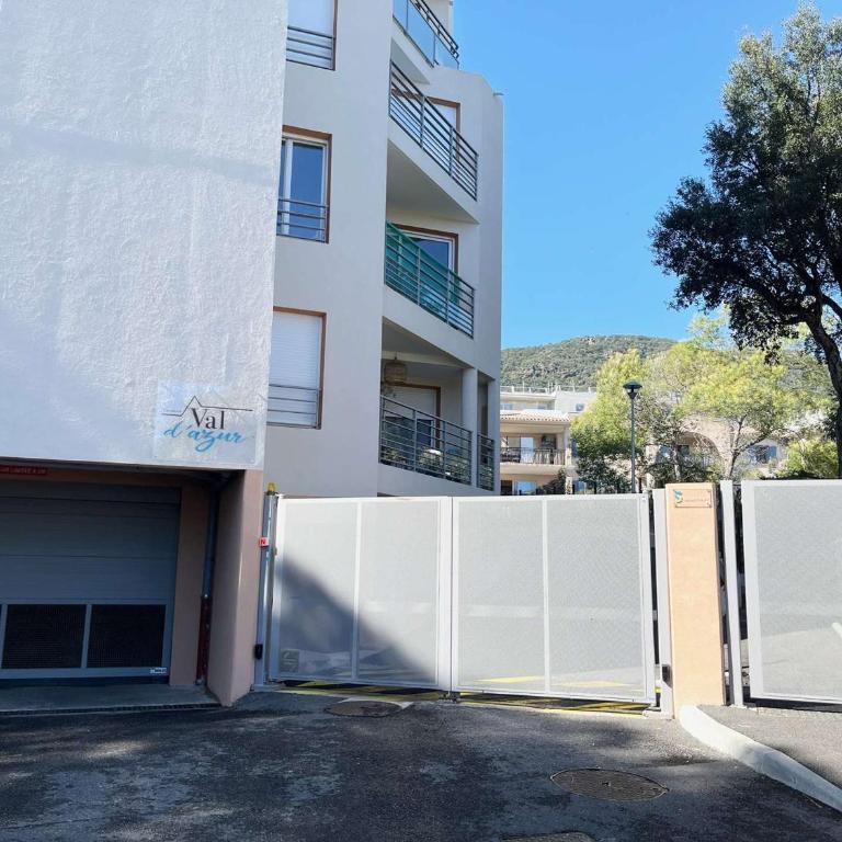 Confort et calme à Cavalaire : T2 climatisé avec Wi-Fi, balcon et double garage, proche centre-ville - FR-1-226B-186 - Appartement - 4