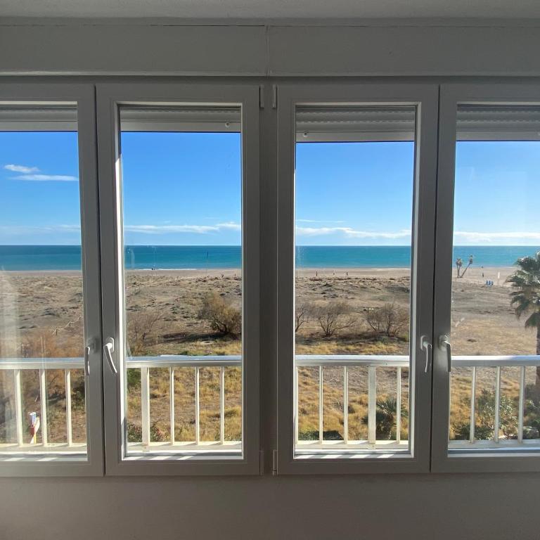 Primera línea de playa - Three-Bedroom Apartment - 6