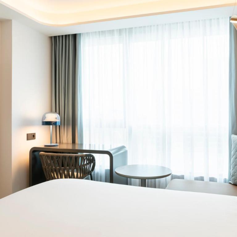 Labtwentytwo Barcelona, a Tribute Portfolio Hotel by Marriott - Standard King Room - 4
