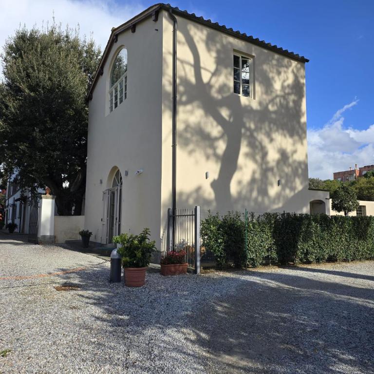 La Villa apartments Tinaia - Excellent for Sardegna & Corsica - 6-8 beds - Private parking included with camera - Villa con 3 Camere da Letto - 5