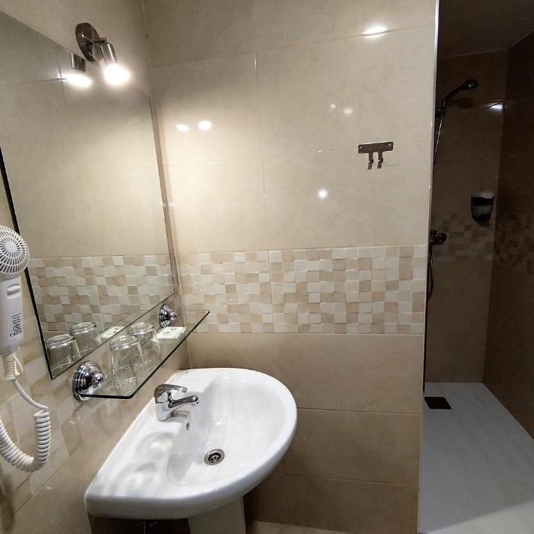 Hostal Madrid I - Double Room - Interior - 16