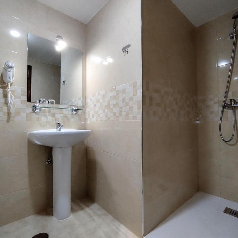 Hostal Madrid I - Double Room - Interior - 17