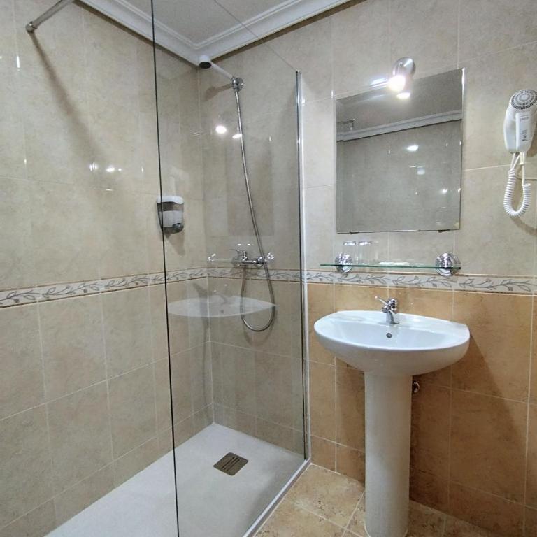 Hostal Madrid I - Double Room - Interior - 15