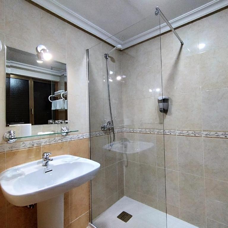 Hostal Madrid I - Twin Room - Interior - 4