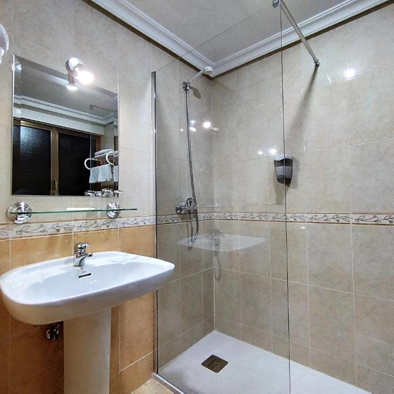 Hostal Madrid I - Twin Room - Interior - 6