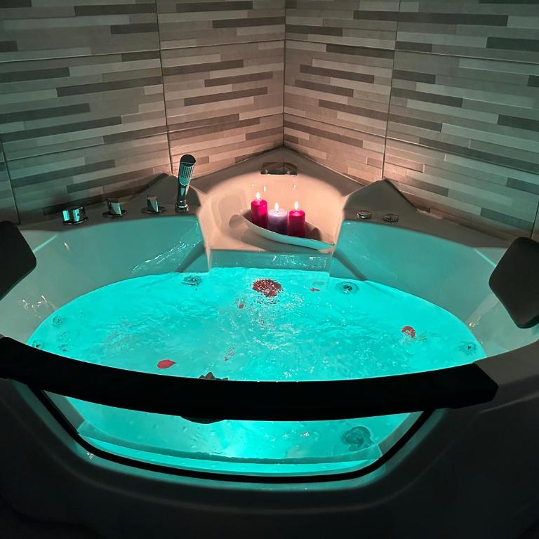 Suite Deluxe - Jacuzzi - Private Parking - One-Bedroom Apartment - 10