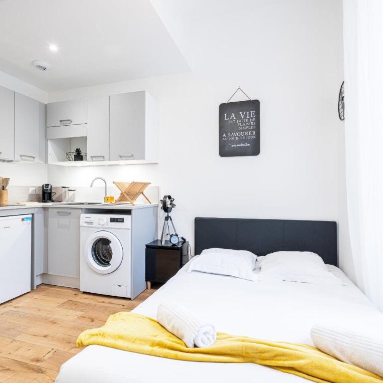 Charming City Center Studio 108 - Studio - 9