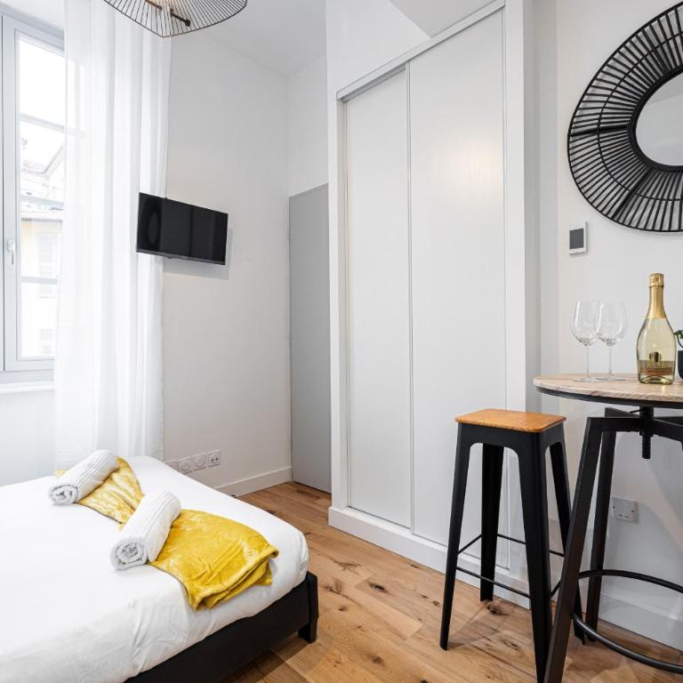 Charming City Center Studio 108 - Studio - 17