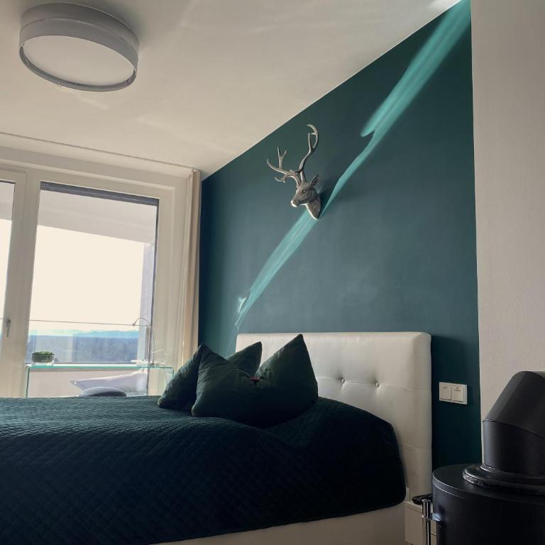 ALPEN-PANORAMA SUITE - Einzigartige Privatsuite hoch über München, 12tes OG, Alpenblick, Loggia, Whirlpool, 15 Minuten zum Zentrum, Ruhe und Erholung in der Stadt München für privat und geschäftlich Reisende - Doppelzimmer mit Bergblick - 5