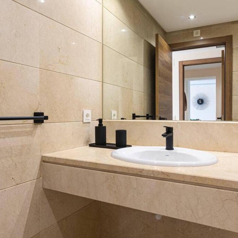 MARBELLA HOME RENTALS - Marina Banus, Puerto Banus, 2BR Spacious, parking & pool - Apartamento de 2 dormitorios - 3