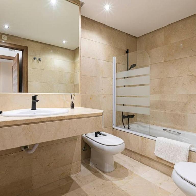 MARBELLA HOME RENTALS - Marina Banus, Puerto Banus, 2BR Spacious, parking & pool - Apartamento de 2 dormitorios - 8