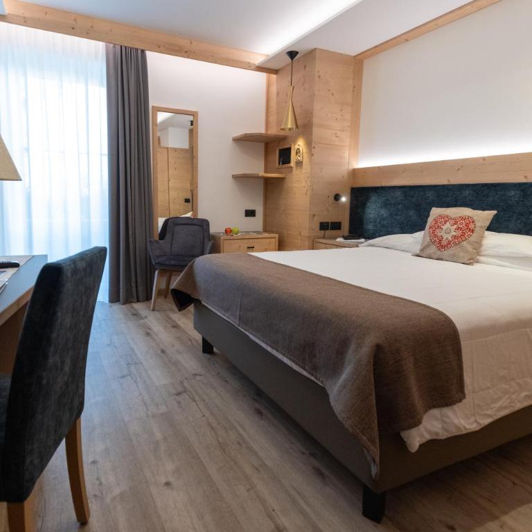 Alexander Hotel Alpine Wellness Dolomites - Doppelzimmer mit Bergblick - 1