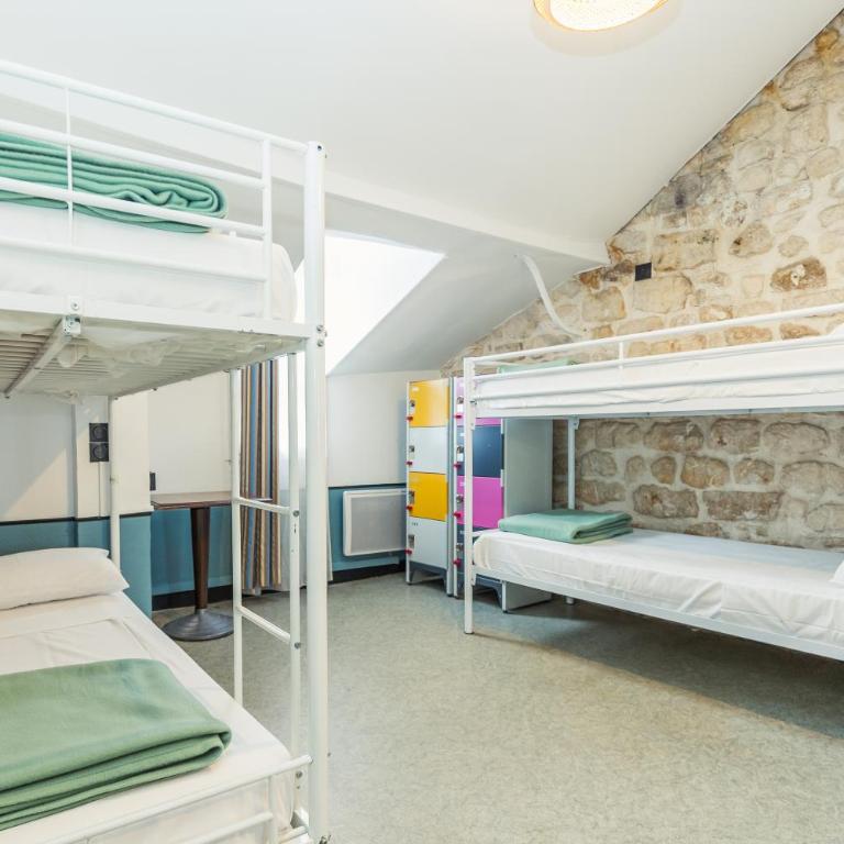 Young and Happy Latin Quarter by Hiphophostels - Lit Simple dans Dortoir Mixte de 6 Lits avec Salle de Bains Commune - 1