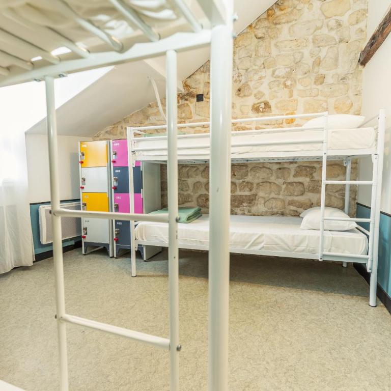 Young and Happy Latin Quarter by Hiphophostels - Lit dans Dortoir Féminin de 4 Lits avec Salle de Bains Commune - 2