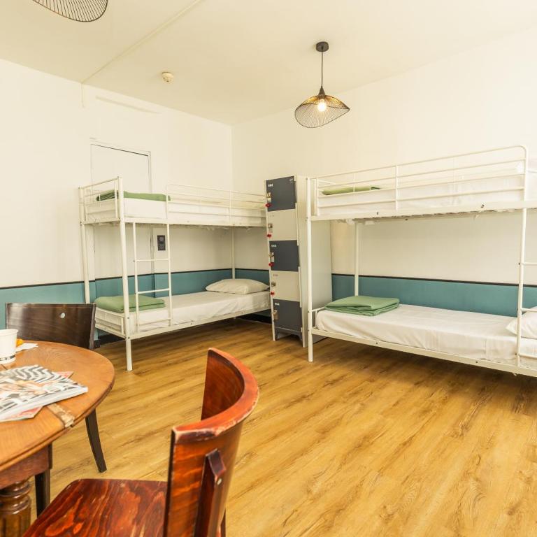Young and Happy Latin Quarter by Hiphophostels - Lit dans Dortoir Mixte de 6 Lits avec Salle de Bains Privative - 1