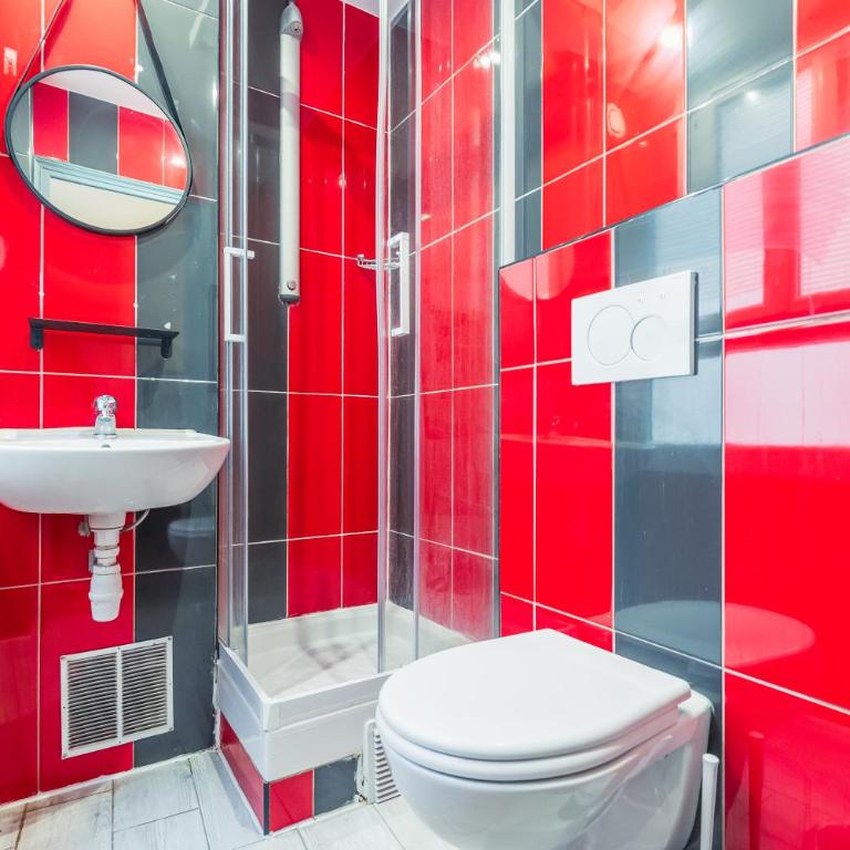 Young and Happy Latin Quarter by Hiphophostels - Lit dans Dortoir Mixte de 6 Lits avec Salle de Bains Privative - 2