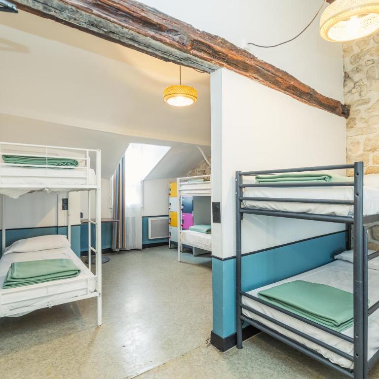 Young and Happy Latin Quarter by Hiphophostels - Lit Simple dans Dortoir Mixte de 6 Lits avec Salle de Bains Commune - 3
