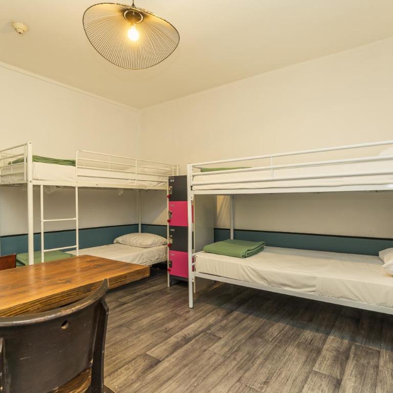Young and Happy Latin Quarter by Hiphophostels - Lit dans Dortoir Mixte de 6 Lits avec Salle de Bains Privative - 4
