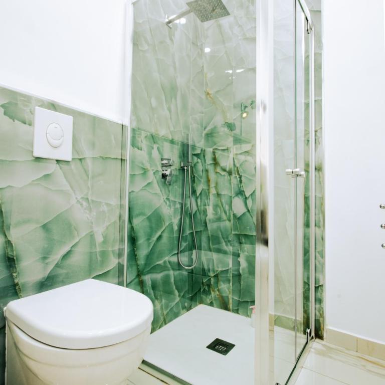 Light - Quadruple Room with Bathroom - 7