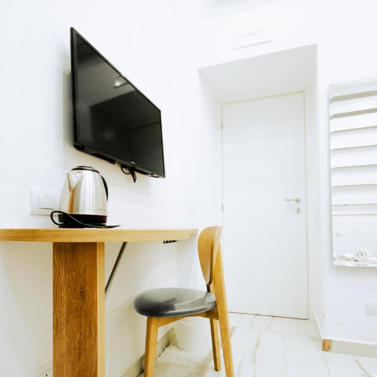 Light - Double Room with Private Bathroom - 8