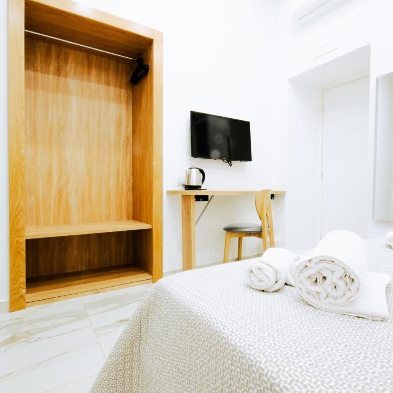 Light - Double Room with Private Bathroom - 7