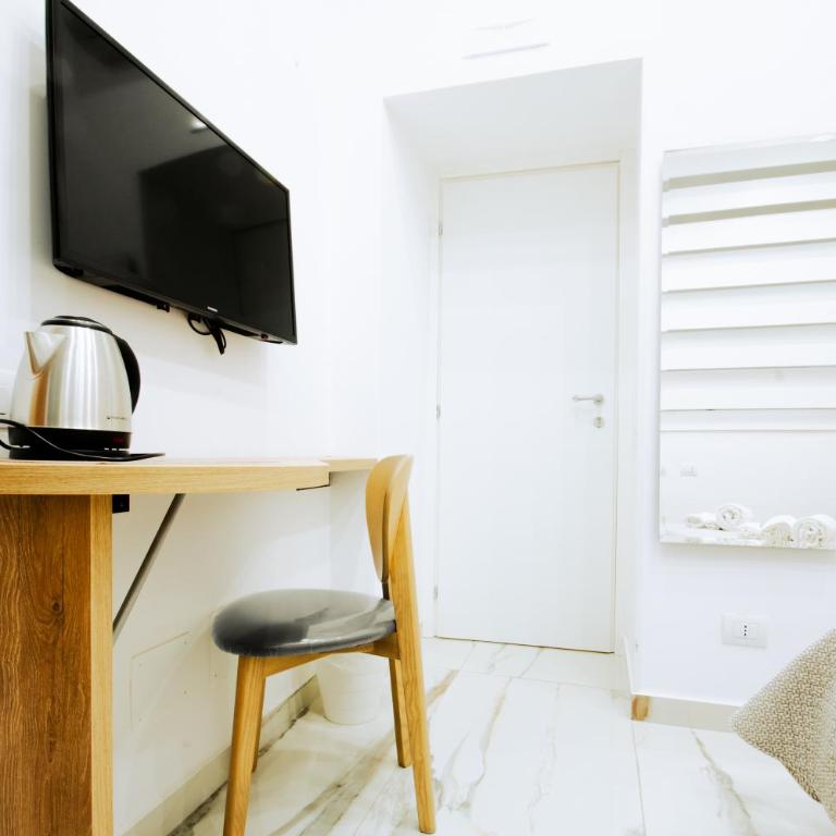 Light - Double Room with Private Bathroom - 5