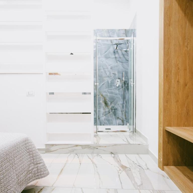 Light - Double Room with Private Bathroom - 3