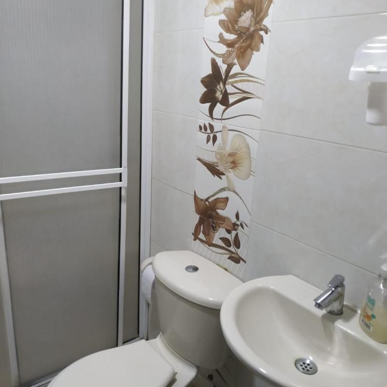 Habitación Amplia cerca al Éxito de la Cra 27 - Habitación Doble con baño compartido - 8