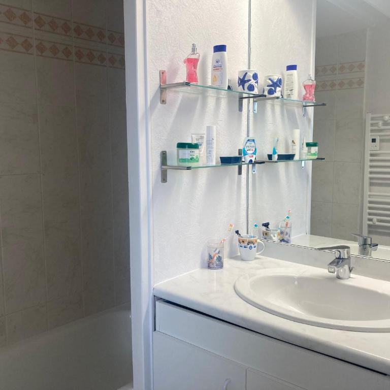 Appartement duplex face mer avec piscine, quartier Golf, 2 chambres, 2 salles d'eau, parking privé - FR-1-323-513 - Apartment - 19