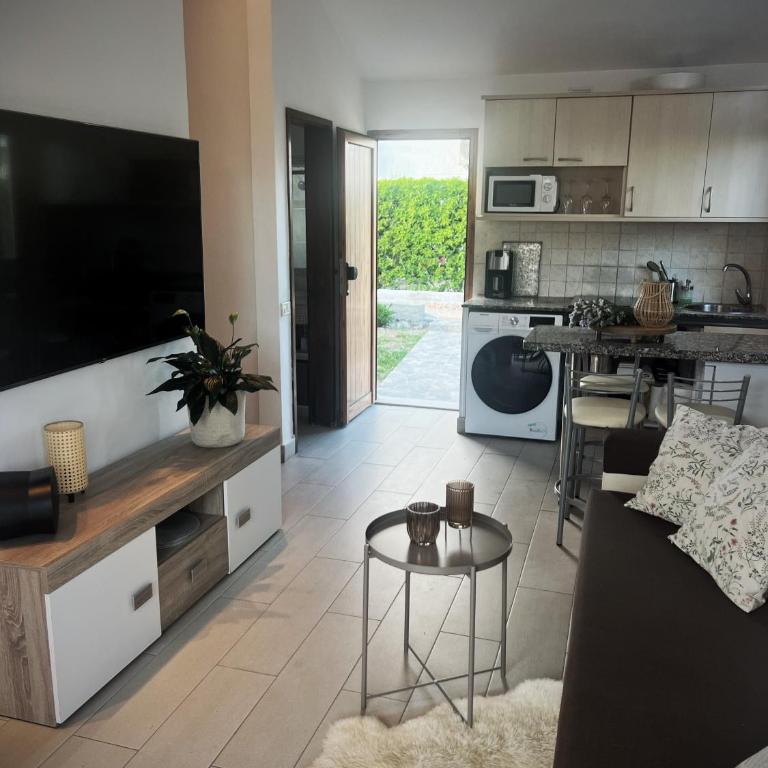 BuzzStays: 1-Bed Bungalow, Garden, Near Yumbo & Beach - Apartamento de 1 dormitorio - 13