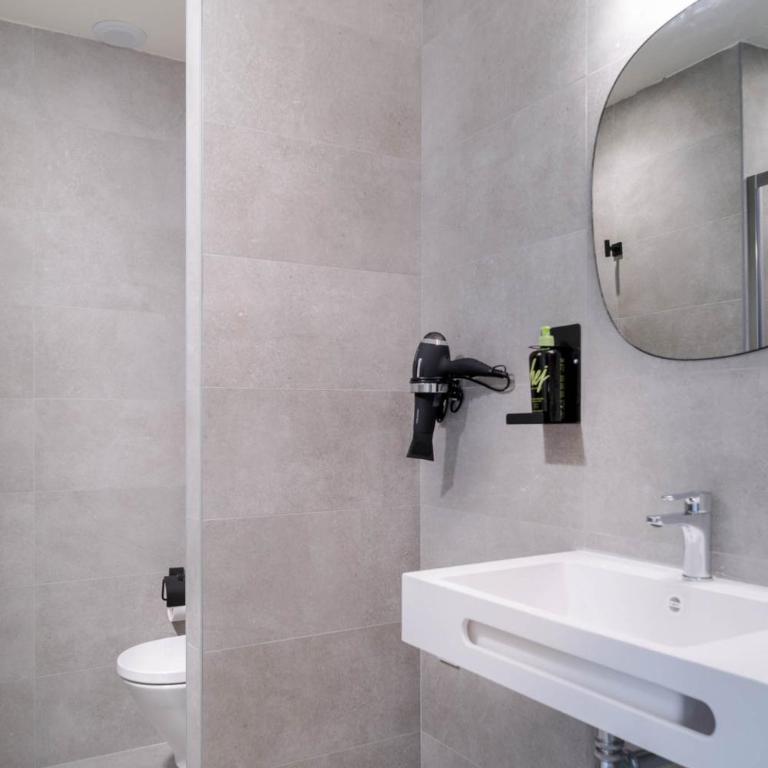 Limehome Valencia Carrer de Sant Jacint - Economy Studio with Balcony - 3