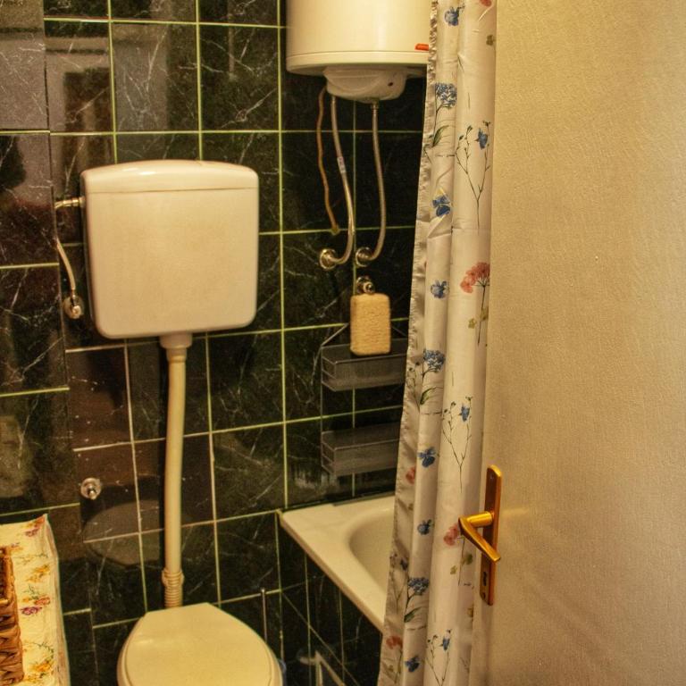 Hummingbird's Nook - One-Bedroom Apartment - 18