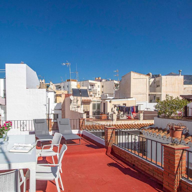 2 Bedroom Beach Front Apartment In Nerja - Apartamento de 2 dormitorios - 1