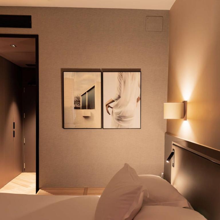 Alexandra Barcelona Hotel, Curio Collection by Hilton - Collection King Room with Pool View - 4